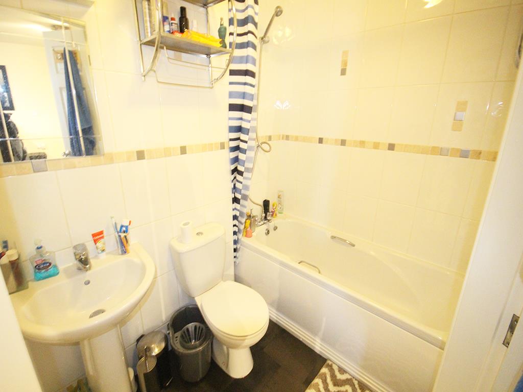 2 bedroom apartment For Sale in Colne - IMG_1814.jpg